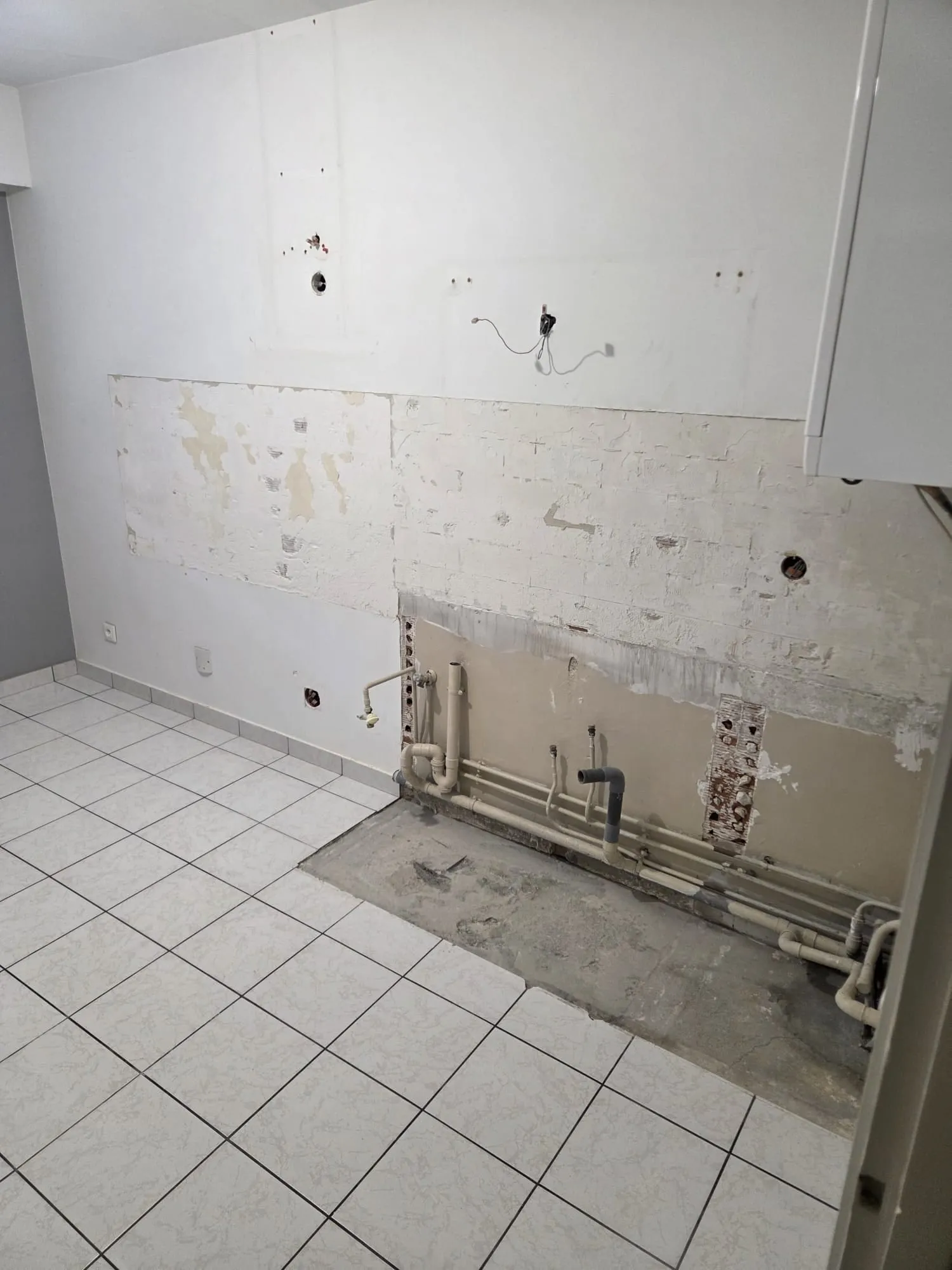 Mur de cuisine abîmé, après le retrait de l’ancienne cuisine