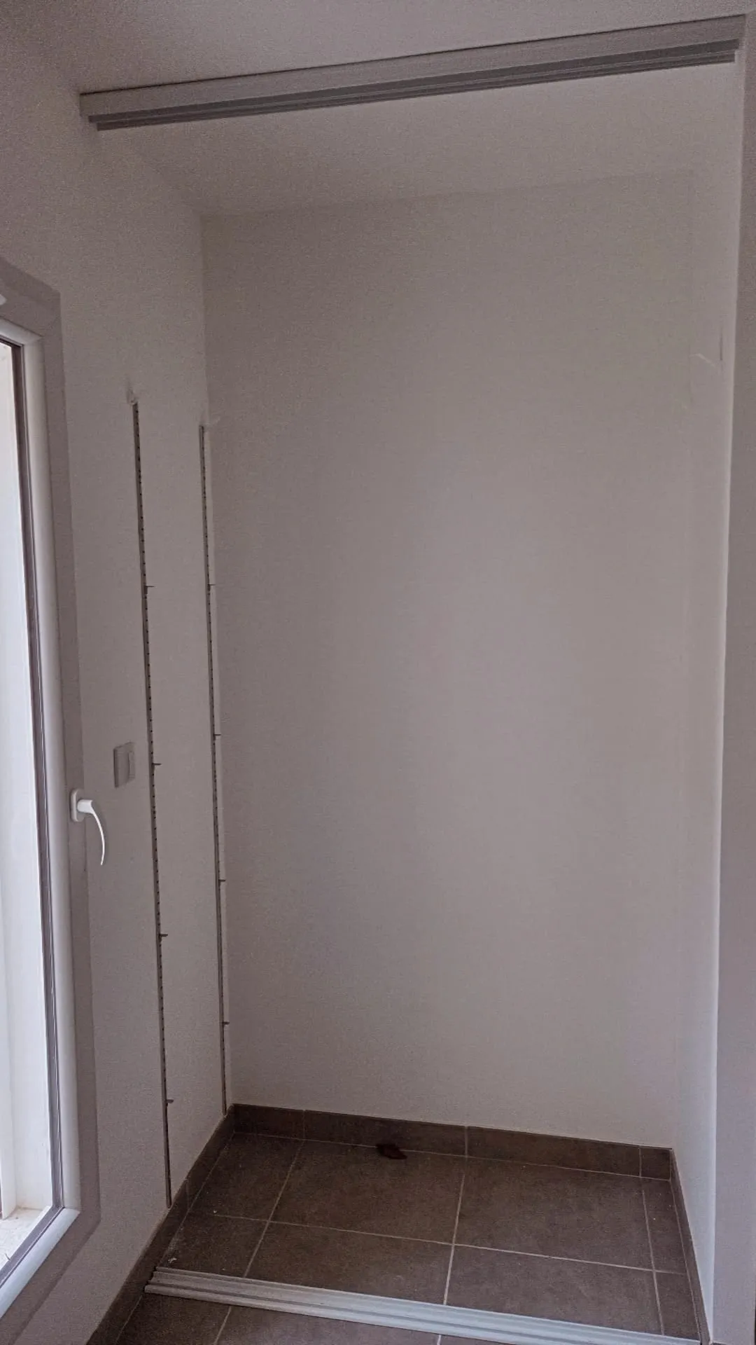 Niche vide avant l’aménagement du placard
